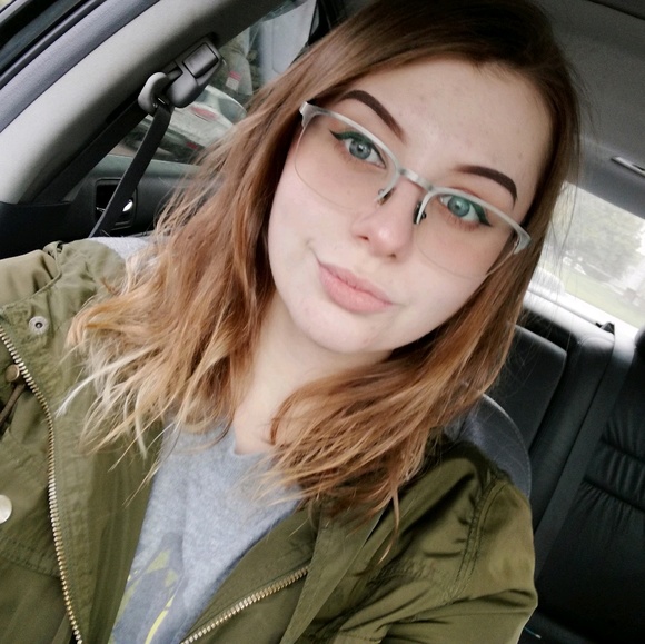 Meet your Posher, Emily - Picture 1 of 1